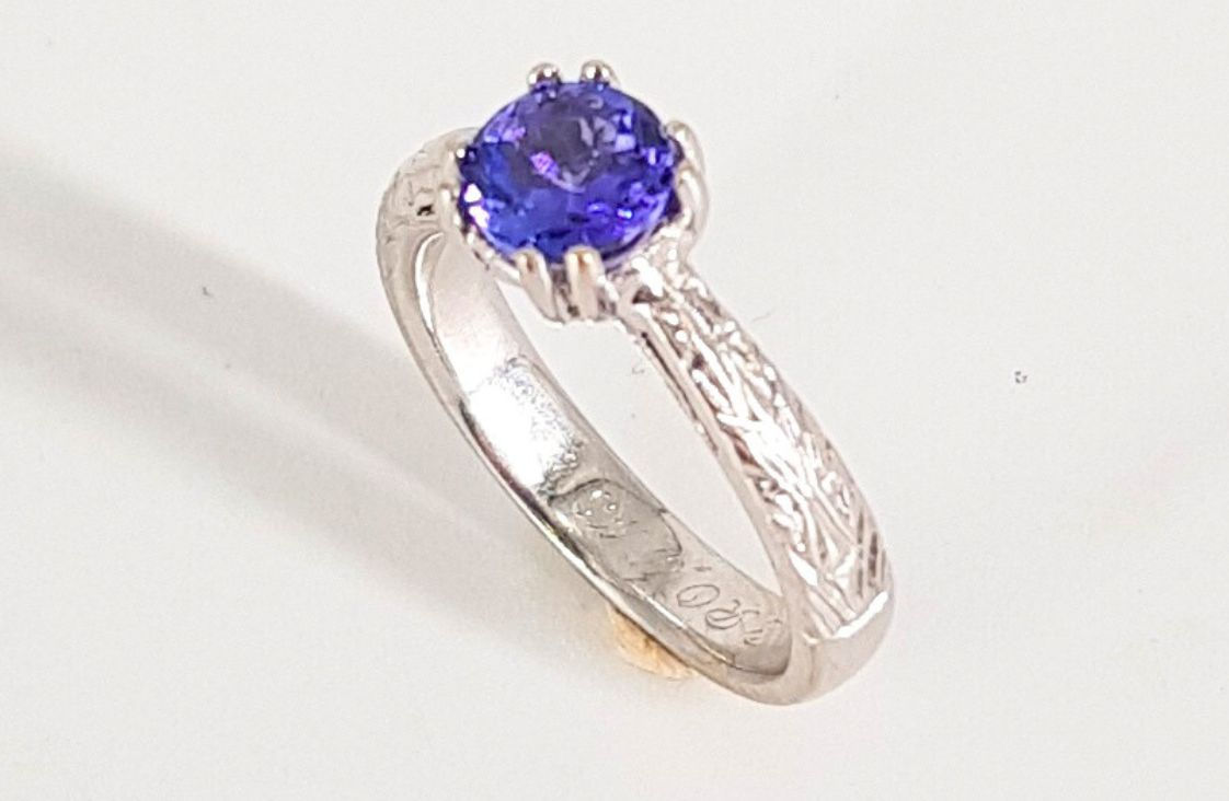 18ct WHITE GOLD TANZANITE SOLITAIRE RING
