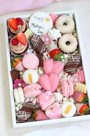 Box mit Kuchenherzen Macarons Keksen Cupcakes und Schoko zum Muttertag Saisonware Zuckerbäckerinbackt