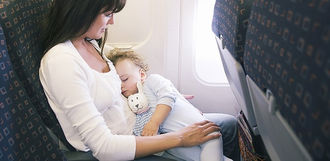 Tudo que precisa saber para viajar de avião com seu bebê