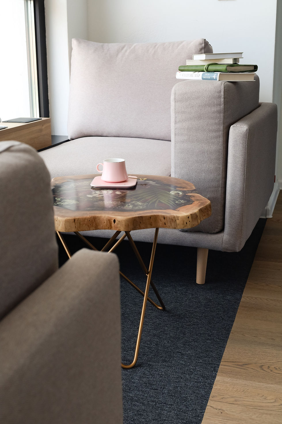 Thumbnail: Масичка дърво епоксидна смола истински изсушени цветя булчински букет уникален ръчно изработен дизайнерски елемент интериора