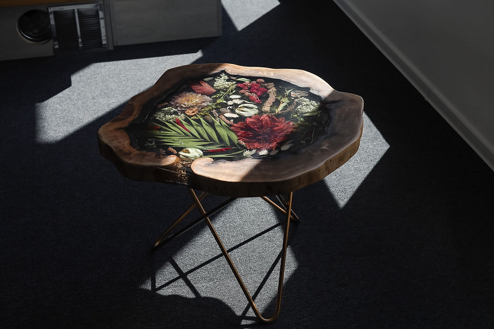 Масичка дърво епоксидна смола истински изсушени цветя булчински букет уникален ръчно изработен дизайнерски елемент интериора