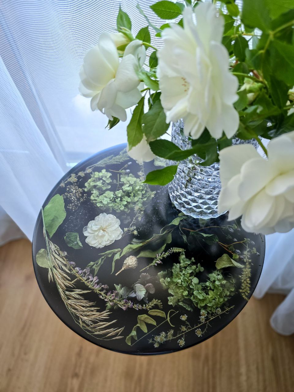 35 cm round bedside table with metal base and epoxy resin top with natural dry flowers