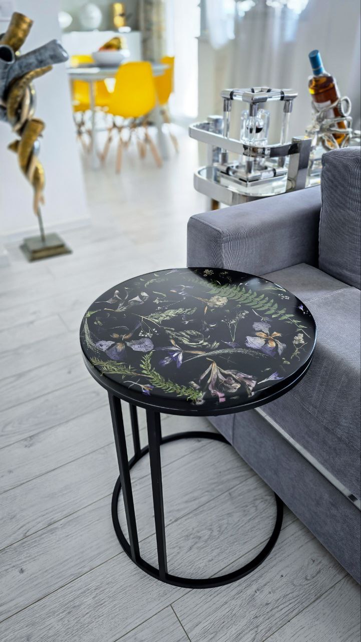45 cm round bedside table with metal base and epoxy resin top with natural dry flowers
