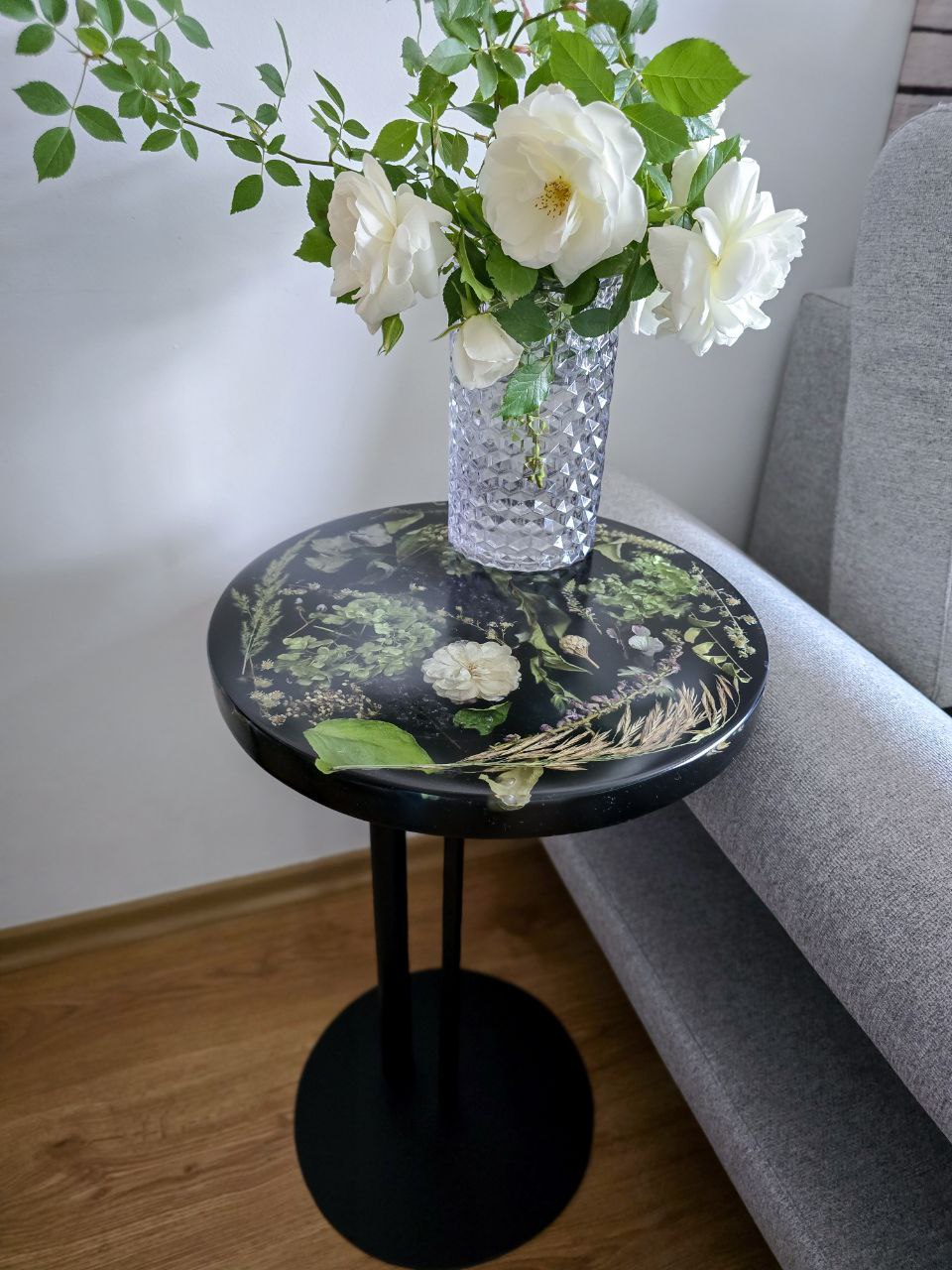 35 cm round bedside table with metal base and epoxy resin top with natural dry flowers