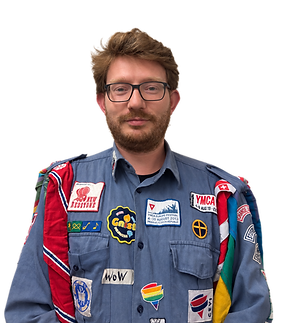 Porträt eines Pfadfinderuniformierten vor Holzwand_edited.png