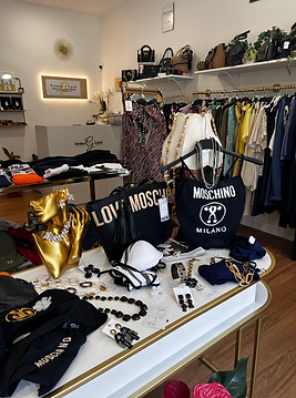 Interno della boutique Venus Lysè con capi di moda raffinata
