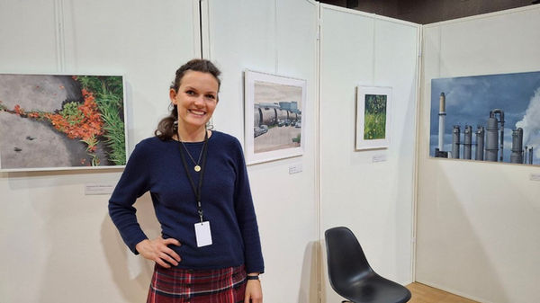 Die Künstlerin Hedwig Scharlipp vor ihren Bildern im Salon des 40 2024