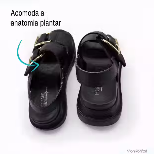 O fechamento com velcro da sandália feminina birken Modare Presença Preta agrega praticiade para uso diário e casual.