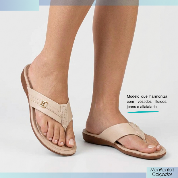 mulher calçada com o chinelo anatomico Modare Sereno creme