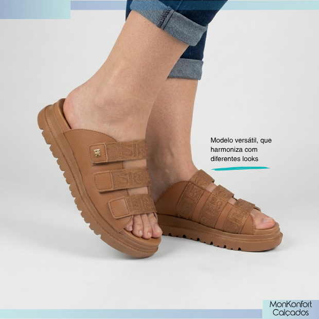 mulher usando sandalia flat Modare Caminho Camel que oferece conforto premium estabildade e liberdade de ajuste