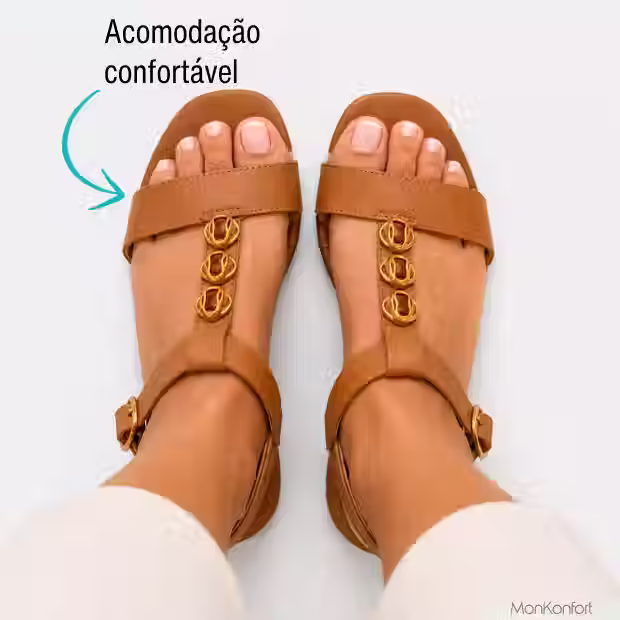 A tira frontal acolchoada permite o uso confortável da sandália bloco Modare Encanto Camel em diferentes ocasiões casuais.
