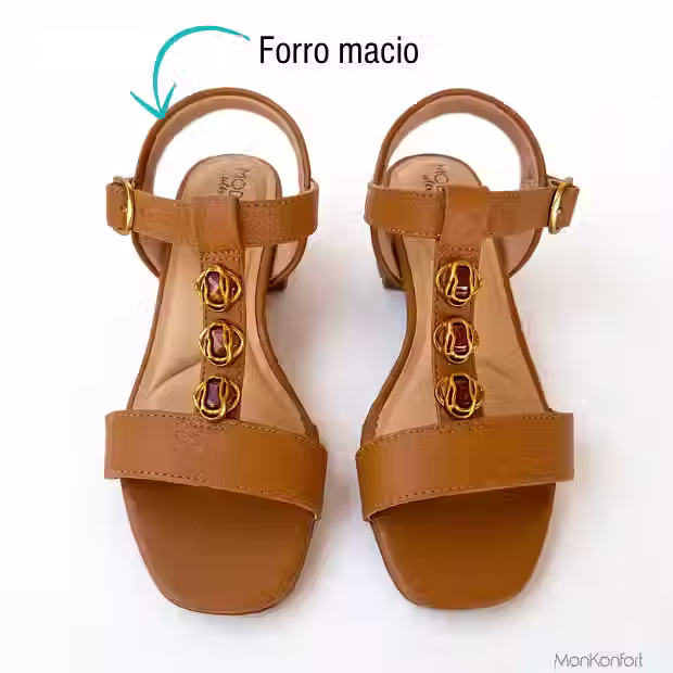 A sandália feminina Modare Encanto Camel possui acolchoamento na tira do calcanhar evitando atrito nessa região durante o uso