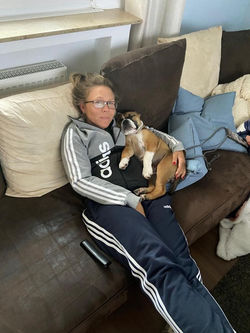 Aya kuscheln mit Linda.jpg