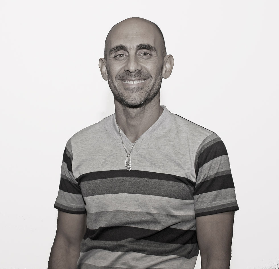 Zeji Ozeri as Detective Luis