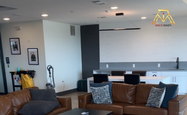 Green Cleaning vs Traditional Cleaning: Which Is Right for Your Business?