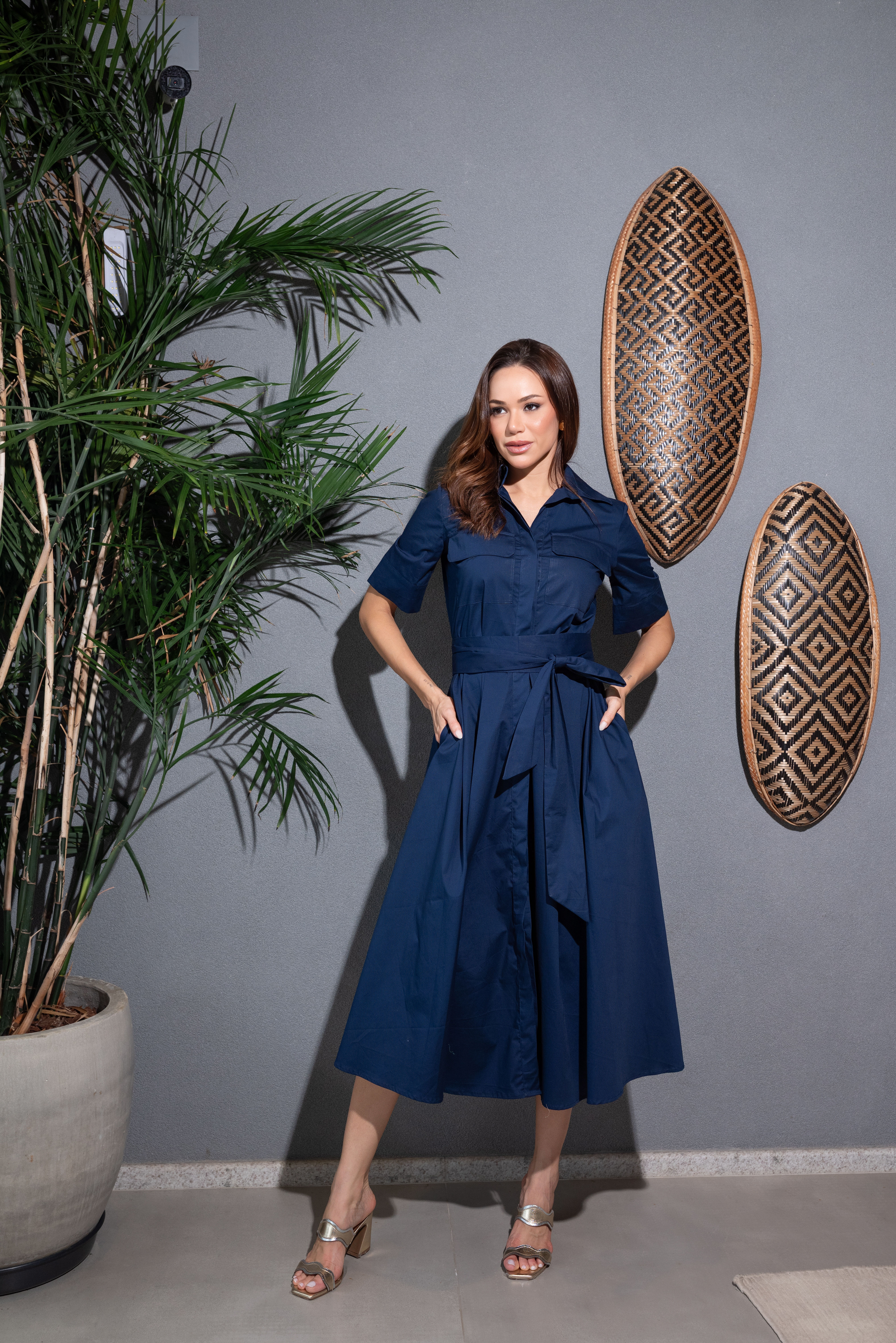 VESTIDO CHEMISE COM MANGA E SAIA AMPLA COM PREGAS, FAIXA PARA AJUSTE NA CINTURA