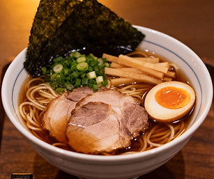 jimeng-2025-12-15-7277-酱油拉面,琥珀色的酱油汤头,细滑的