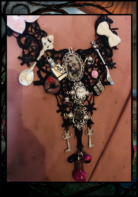 Miniature : Collier Plastron Alice Wonderland Pays des Merveilles Unique Sheshire dentelle