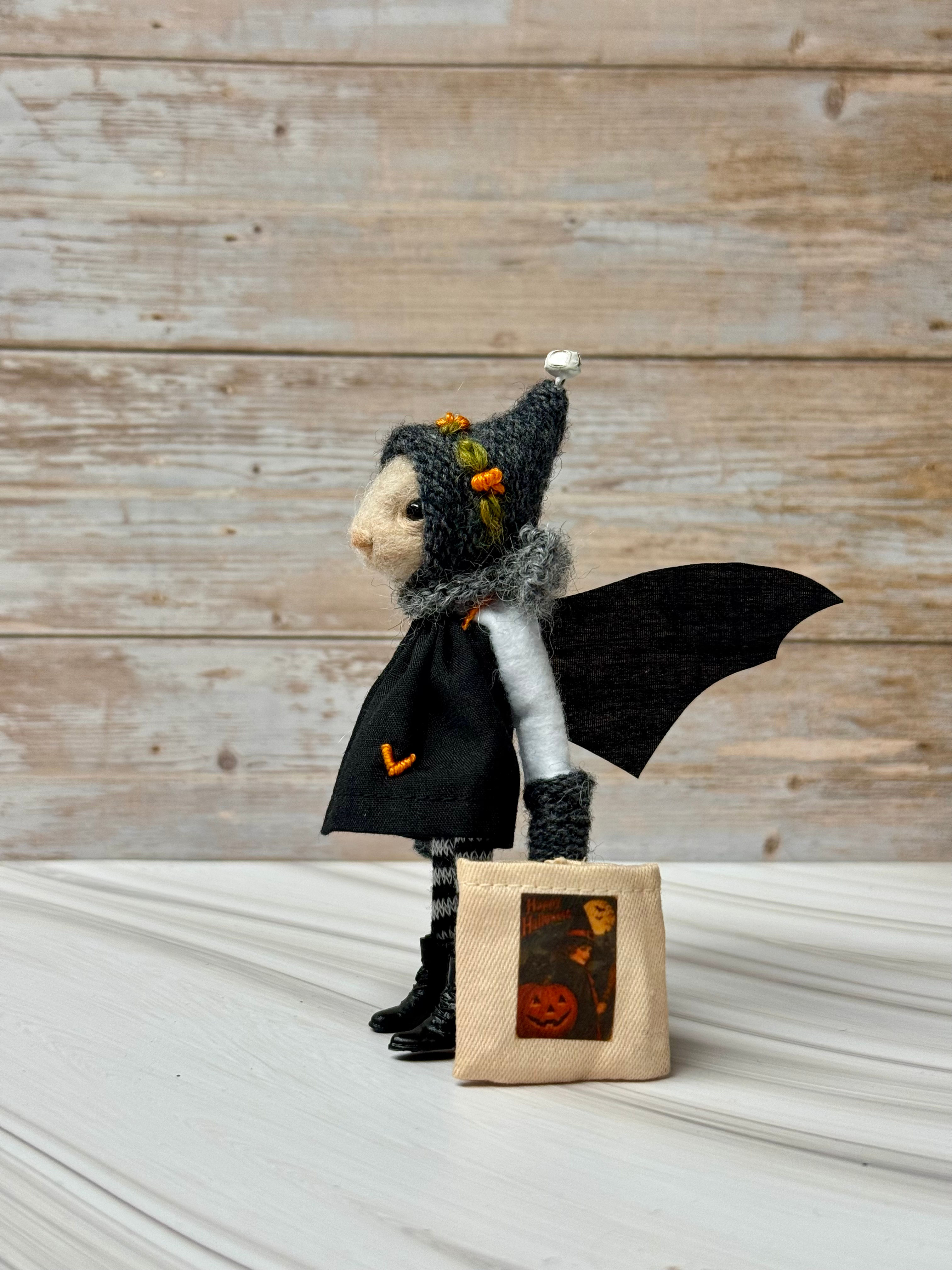 Needle felted mouse.