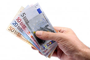 euros-held-hand_1101-1196.jpg
