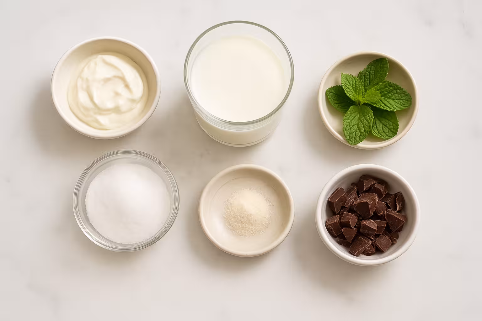 Naneli dondurma yapımı için gerekli süt, şeker, çikolata ve nane yaprakları.