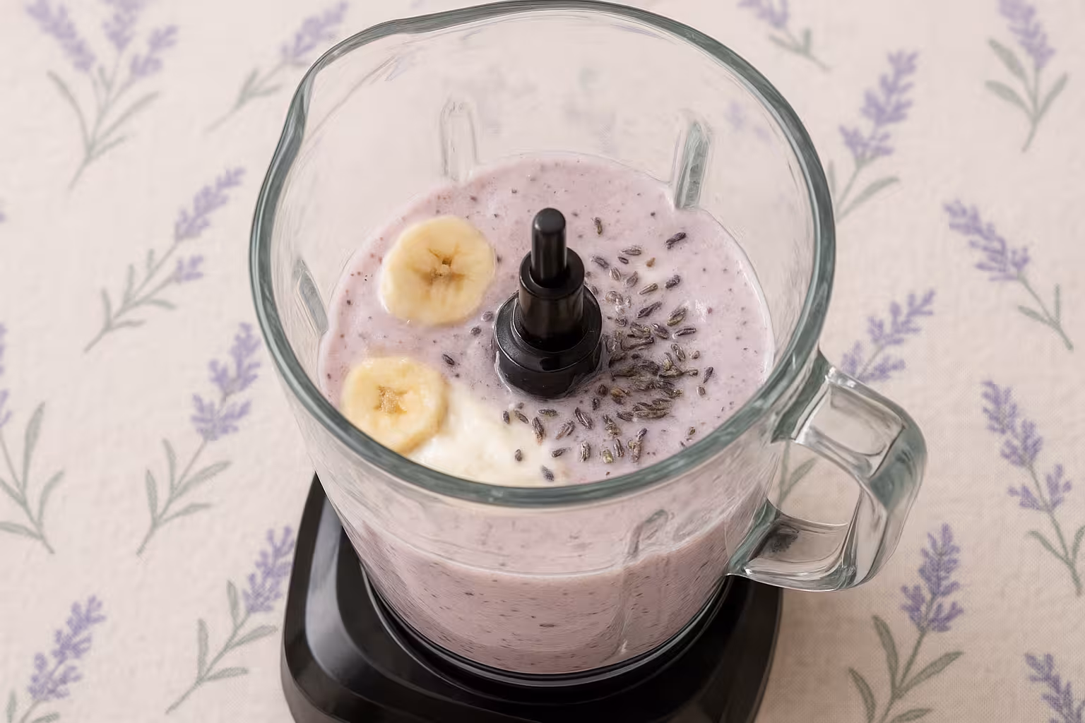 Blender içinde muz, lavanta ve yoğurtla smoothie hazırlanışı.