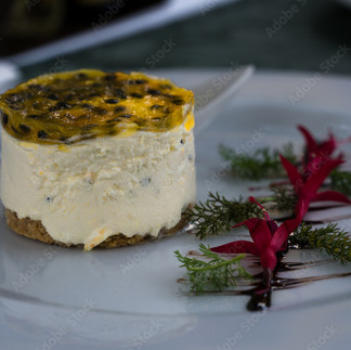 Çarkıfelek meyvesi ile süslenmiş pasta