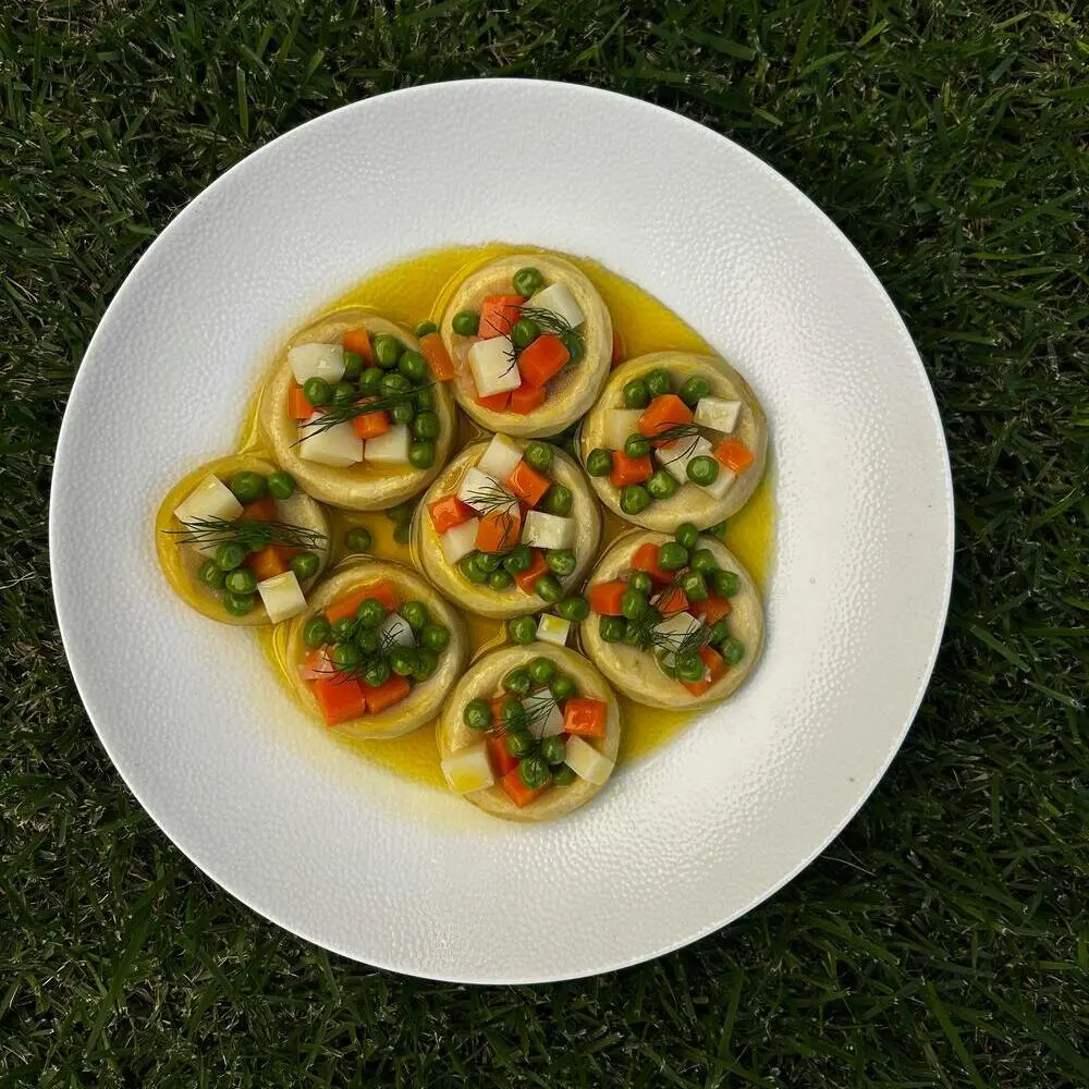 Zeytinyağı ve baharatlarla lezzetlendirilmiş geleneksel zeytinyağlı enginar yemeği