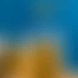 Cam kasede doğal bal ve kaşık görüntüsü.