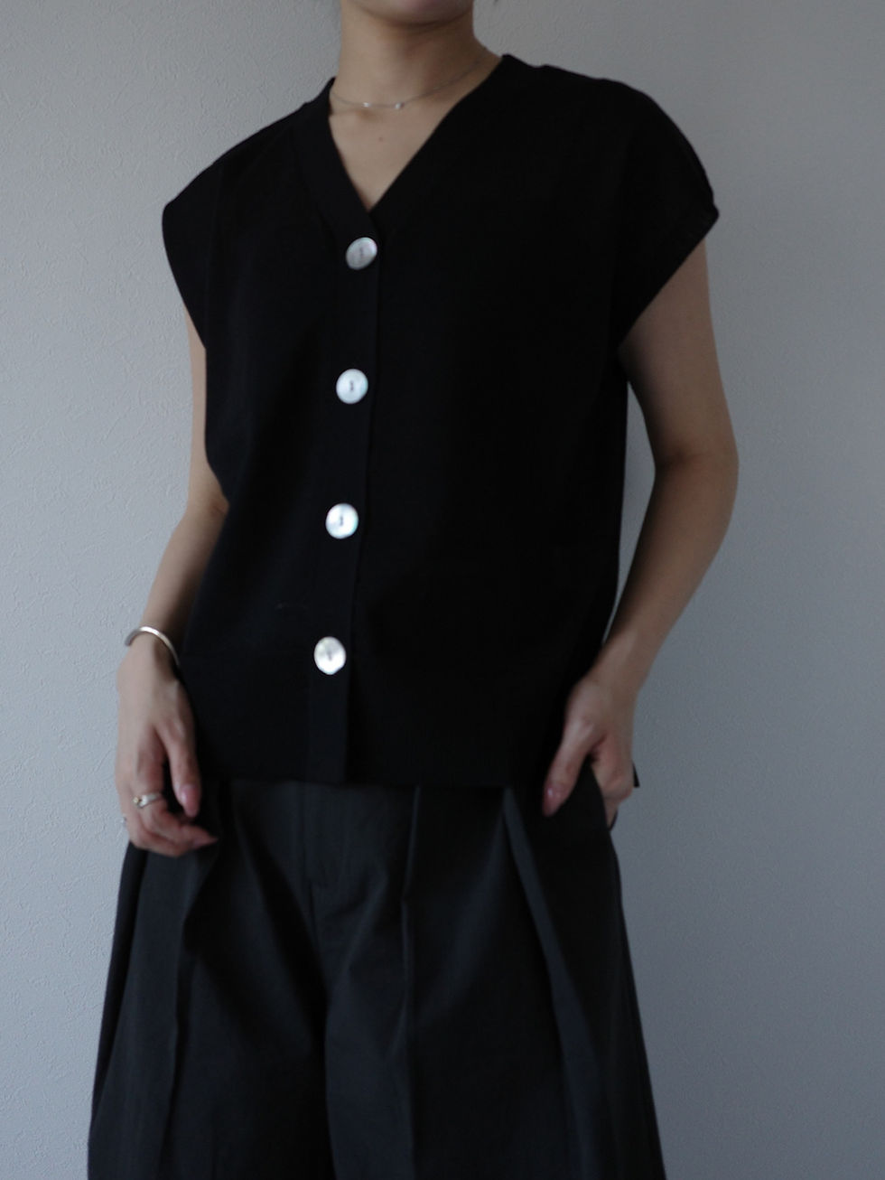 サムネイル： Knit Button-Down Vest