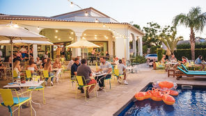Férias para todos: Hotéis com vantagens para famílias, experiências de wellness e villas de luxo