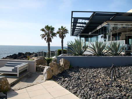 Comer em Cascais com vista para o mar