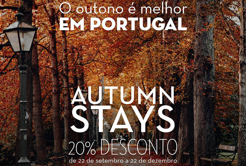 Rua arborizada no outono, tons laranja. Texto: "O outono é melhor em Portugal. Autumn Stays: 20% desconto 22/09-22/12". Atmosfera acolhedora.