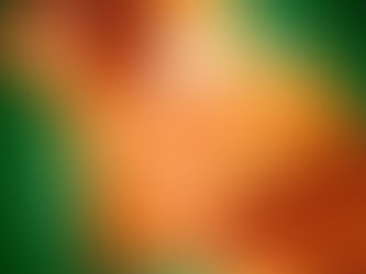 Sérum laranja Yves Rocher centralizado, destacado por pétala alaranjada ao fundo, sobre fundo verde. Texto "Glow Energie C+" em destaque.