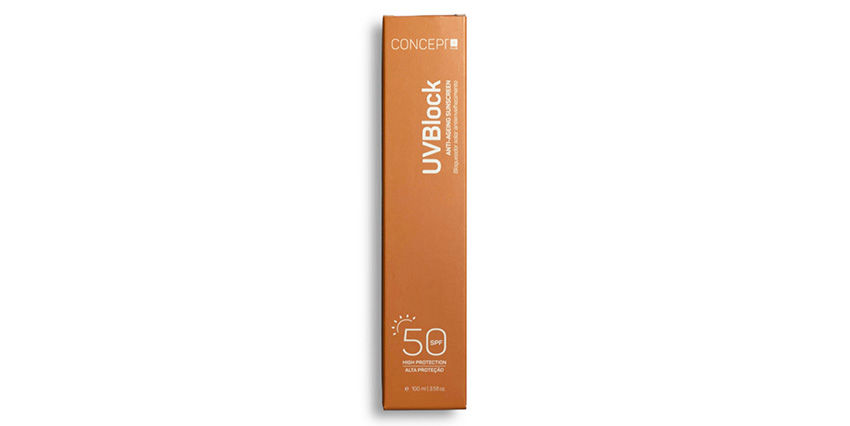 Embalagem vertical laranja de protetor solar UVBlock com FPS 50. Texto "Alta proteção" em branco. Fundo branco, design minimalista.