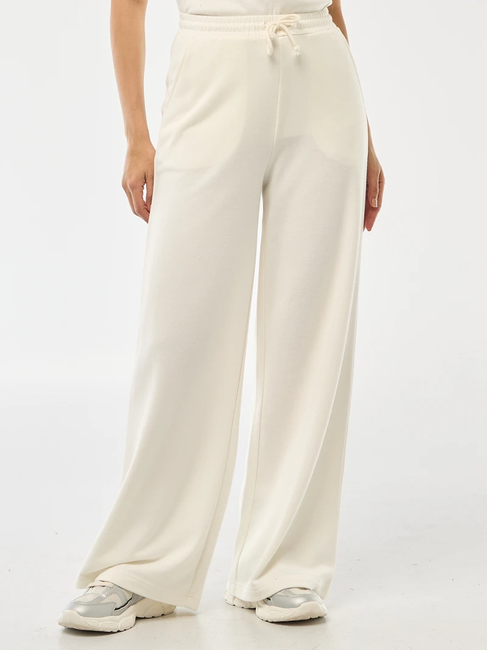 O conforto das calças largas e de treino que combinam com camisolas quentes