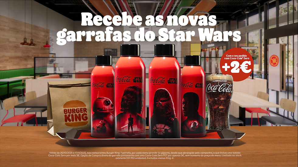 Garrafa de Coca-Cola Star Wars em fundo de restaurante. Texto: "Recebe as novas garrafas do Star Wars". Copo de Coca-Cola com +2€.
