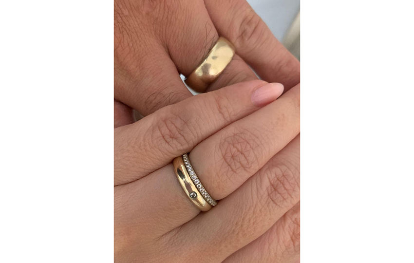 Alianças diferentes, refletindo os gostos e personalidades do casal Leandro e Paula (Crédito: divulgação)