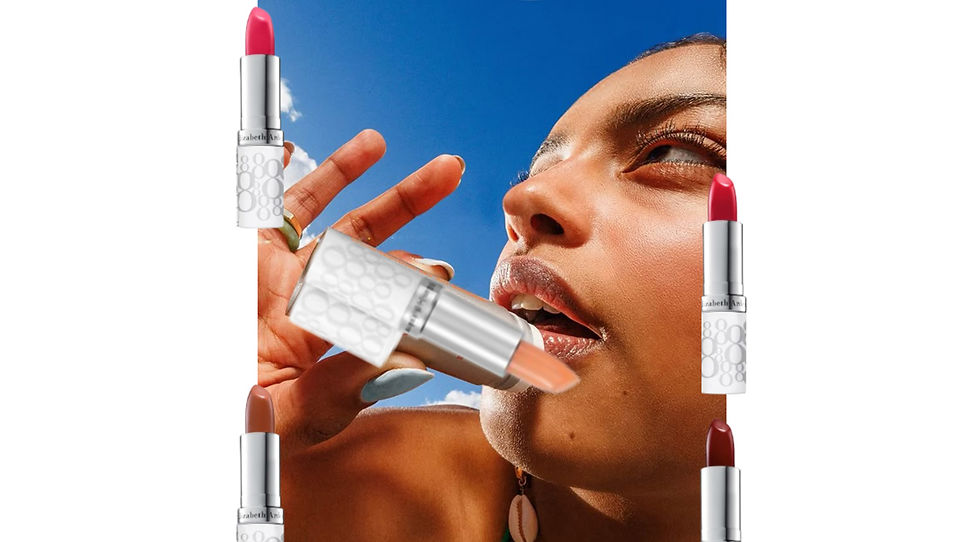 Mulher olhando para cima sob céu azul, segurando batom nude. Vários batons de cores diferentes ao redor. Sensação vibrante e expressiva.