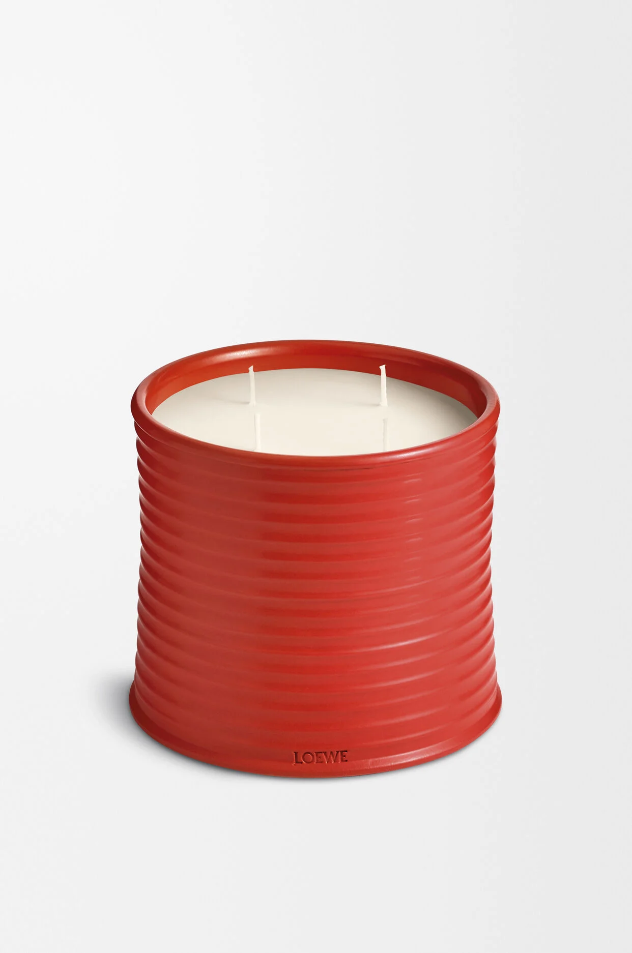 LOEWE celebra a natureza com vela de luxo inspirada nas folhas de tomate