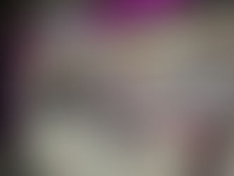 Loja de cosméticos Druni com prateleiras cheias de produtos de beleza. Piso de mármore claro, teto iluminado e cartazes de marcas famosas.