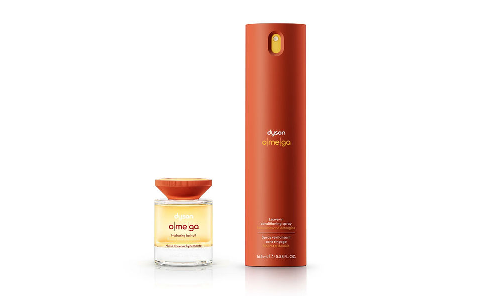 Frascos de óleo e spray laranja Dyson Omega em fundo branco. Textos: "dyson omega", "Leave-in conditioning spray", "Hydrating hair oil".