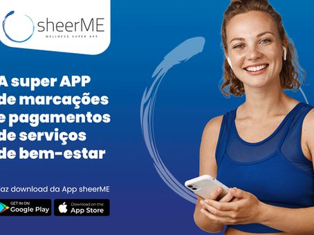 Mulher sorrindo com fones, fundo azul, segurando celular. Texto: A super APP de marcações e pagamentos de serviços de bem-estar.