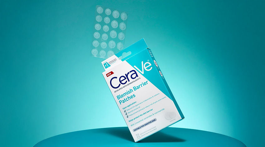 Caixa de adesivos anti-acne CeraVe em fundo azul, inclinada. Detalhes do produto visíveis. Ambiente limpo e moderno.
