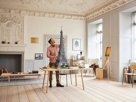 Torre Eiffel construída com 10 001 peças de Lego e mede 1,40 cm!