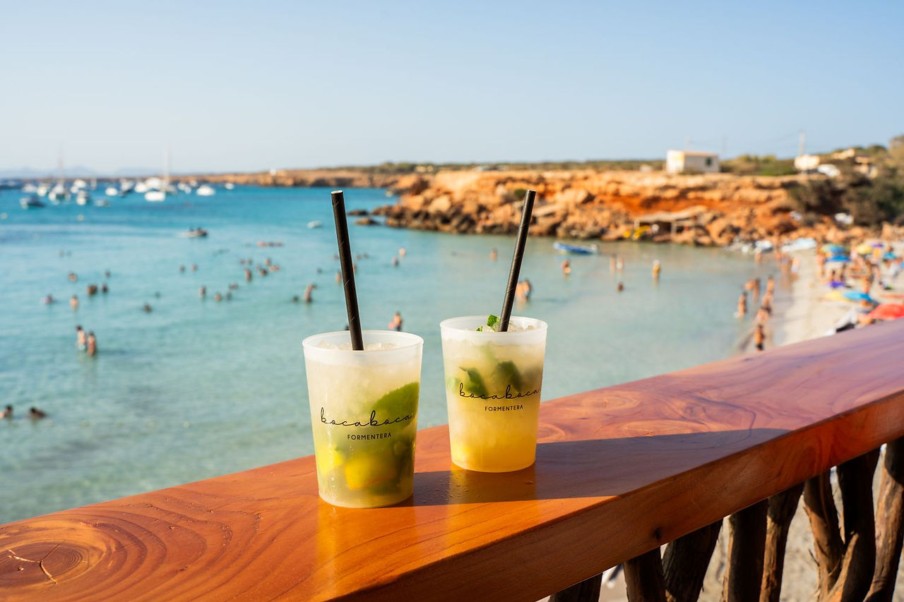 Bocaboca (Cala Saona): um verdadeiro camarote sobre águas calmas, perfeito para refeições longas em boa companhia.