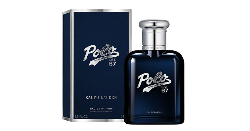 Frasco de perfume Ralph Lauren Polo Est. 67 azul escuro com tampa prateada ao lado da caixa correspondente, fundo branco. Elegante e sofisticado.