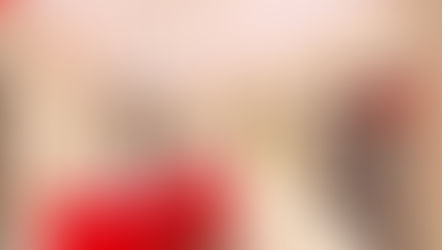 Loja de cosméticos moderna com balcão vermelho, paredes com perfumes e maquiagens. Iluminação clara, com sinais de "Beauty Studio" e "Makeup".