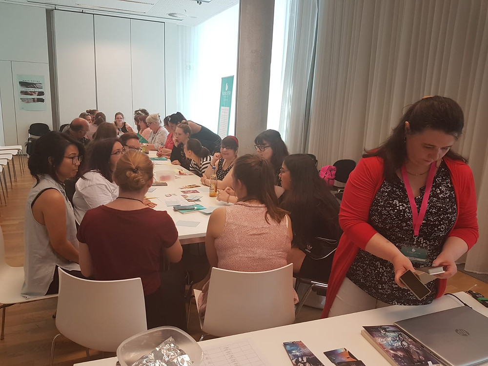 Der Workshop ist in vollem Gange. Heiße Diskussionen über die Zutaten für romantische Buchszenen.