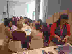 Der Workshop ist in vollem Gange. Heiße Diskussionen über die Zutaten für romantische Buchszenen.